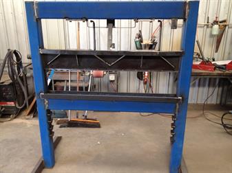 DEVA ENGINEERING Hydraulic press.