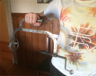 DIY cat carrier uses an old hacksaw frame